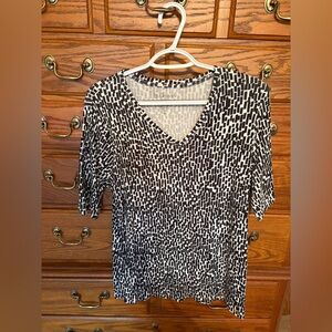 Chico's Black & White Short Sleeve V-Neck Printed Top
